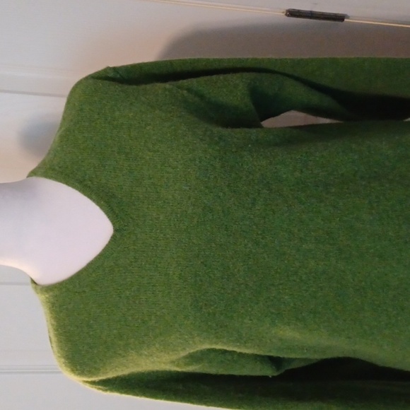 💙🌺GAP Olive V-Neck Pullover - Picture 6 of 10